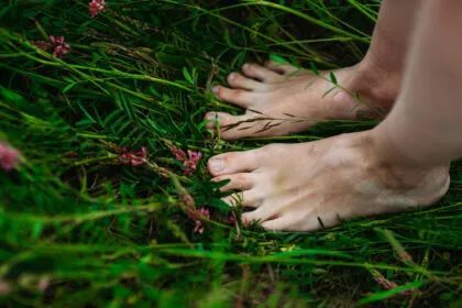Frühling, Frische, Füße - warum riecht’s da plötzlich streng? Was man gegen Fußgeruch tun kann