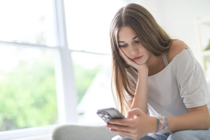 Viele Menschen greifen bei Langeweile schnell zum Handy – und verpassen die Chance, hinter der Leere Neues zu entdecken. Foto: LSOphoto/iStock
