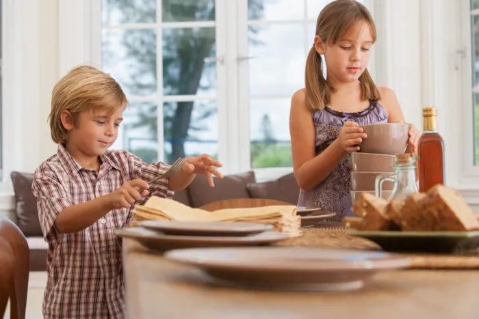Tischdecken können auch die Kleinen schon. Foto: Tom Merton/iStock