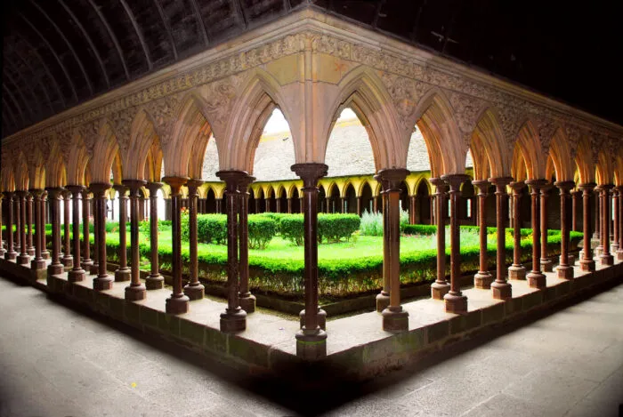 Blick auf den Klostergarten der Abtei Mont-Saint-Michel durch den Kreuzgang. Foto: Elenathewise/iStock
