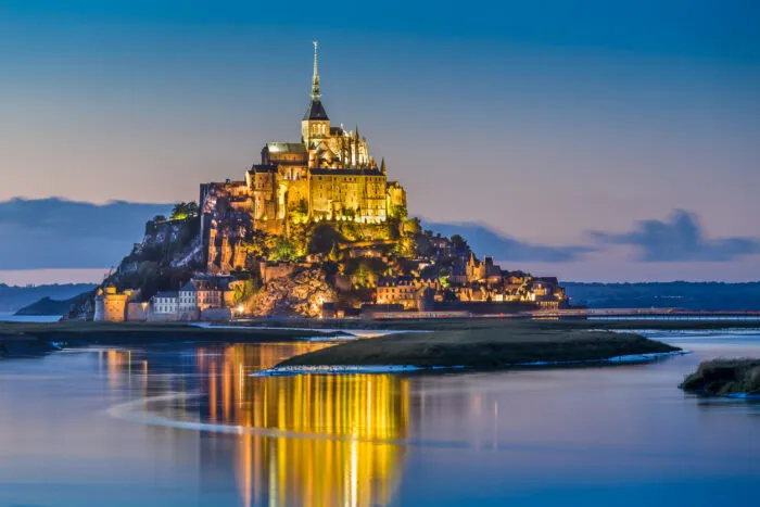 Mont-Saint-Michel in der Dämmerung, Frankreich, Normandie. Foto: bluejayphoto/iStock