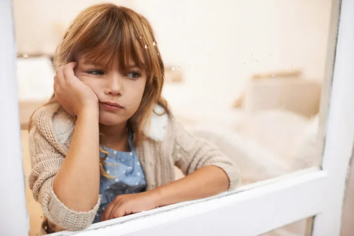 "Mir ist so langweilig." – Der Impuls vieler Eltern ist meist Beschäftigung. Doch wer diesen leeren Moment aushält, gibt dem Kind Raum für eigene Kreativität. Foto: PeopleImages/iStock