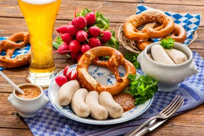 Erste bayerische Weißwurst mit Mehlwurmpulver