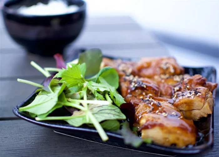 Chicken Teriyaki lässt sich vielfältig anrichten. Foto: tips2k/iStock