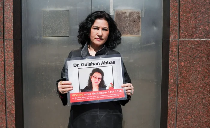 Rushan Abbas, Geschäftsführerin der Kampagne für Uiguren, hält bei einer Kundgebung in New York City am 22. März 2021 ein Foto ihrer Schwester, Dr. Gulshan Abbas. Dr. Gulshan Abbas, eine pensionierte uigurische Ärztin, wurde in einem geheimen Prozess wegen angeblicher terroristischer Aktivitäten zu 20 Jahren Haft verurteilt. Foto: Timothy A. Clary/AFP via Getty Images