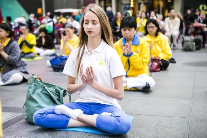 Falun-Dafa-Praktizierende führen am 13. Mai 2015 im Rahmen der Feierlichkeiten zum Welt-Falun-Dafa-Tag auf dem Times Square in New York City Falun-Dafa-Übungen durch. Foto: Samira Bouaou/The Epoch Times