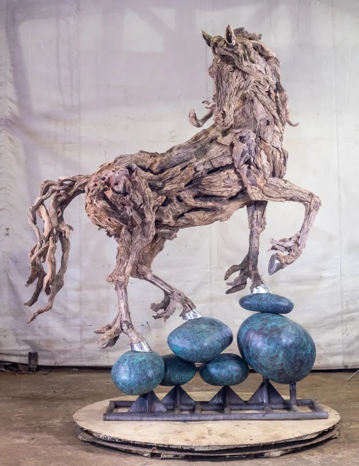 Ein wildes Treibholz-Pferd. Foto: Mit freundlicher Genehmigung von James Doran-Webb