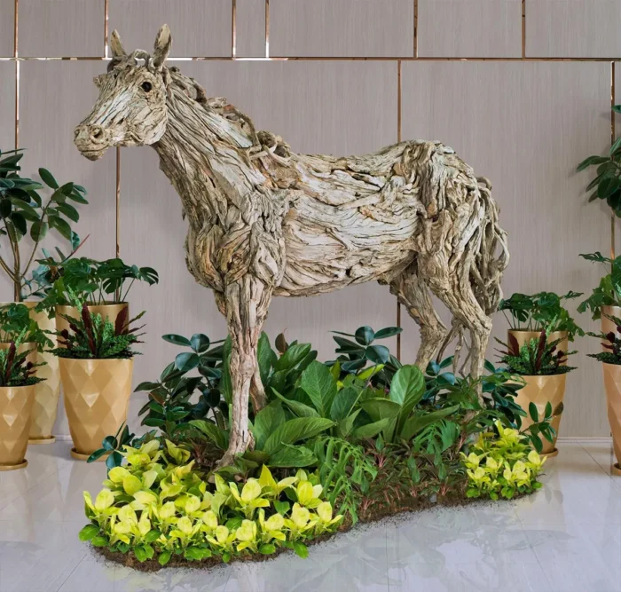 Treibholzpferd in der Blumenwiese. Foto: Mit freundlicher Genehmigung von James Doran-Webb