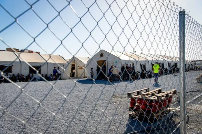 Migranten vor den Zelten des neuen Aufnahmezentrums „Los Rosales“ in Ceuta am 12. September 2026 nach ihrer Verlegung aus dem Lager Loma Colmenar.