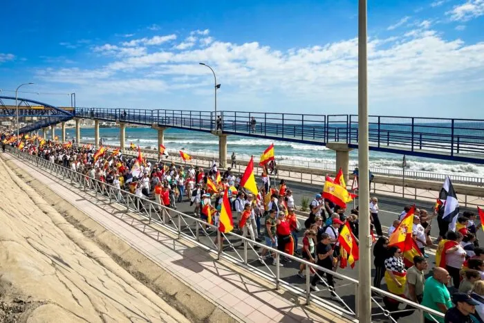 Ceuta, 20. September 2026: Einwohner demonstrieren mit spanischen und lokalen Flaggen entlang der Küstenstraße Richtung Tarajal-Grenze.