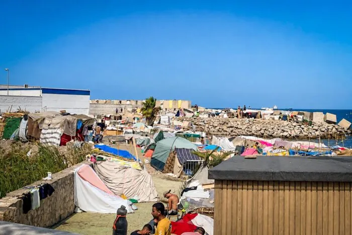 Provisorische Zelte drängen sich am 19. September 2026 am Strand Playa de Benítez in Ceuta (Spanien), nachdem mehr als 2.000 Menschen keinen Platz in dem neuen, für 1.700 Personen ausgelegten Lager am Hafen erhalten hatten.