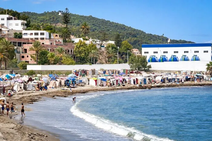 Ein dichtes Lager aus Zelten und Planen bedeckt am 19. September 2026 den Strand Playa de Benítez in Ceuta (Spanien).