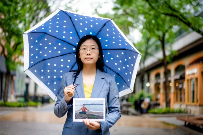 Alisa Zhou hält am 6. Mai 2026 in Rockville, Maryland, ein Foto ihrer Mutter Wang Youmei in der Hand. Wang wurde im April 2026 in China wegen der Ausübung von Falun Gong verhaftet. Foto: Madalina Kilroy/The Epoch Times