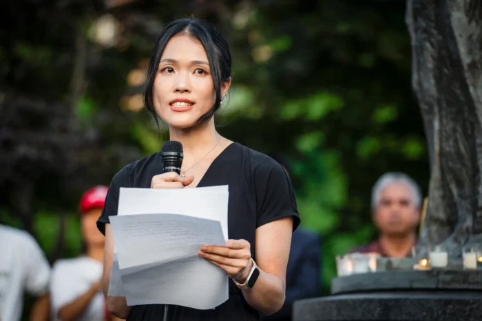 Frances Hui, Koordinatorin für Politik und Interessenvertretung bei der Stiftung „Komitee für Freiheit in Hongkong“, spricht während einer Mahnwache mit Kerzenlicht zum Massaker auf dem Tiananmen-Platz am Denkmal für die Opfer des Kommunismus in Washington am 4. Juni 2026. Foto: Madalina Kilroy/The Epoch Times