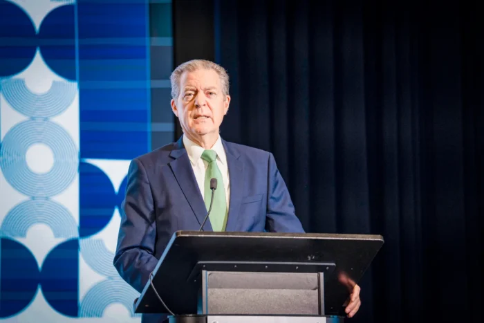 Sam Brownback, ehemaliger US-Botschafter für internationale Religionsfreiheit, spricht am 16. September 2026 bei einer Veranstaltung im Bibel-Museum in Washington. Foto: Madalina Kilroy/The Epoch Times