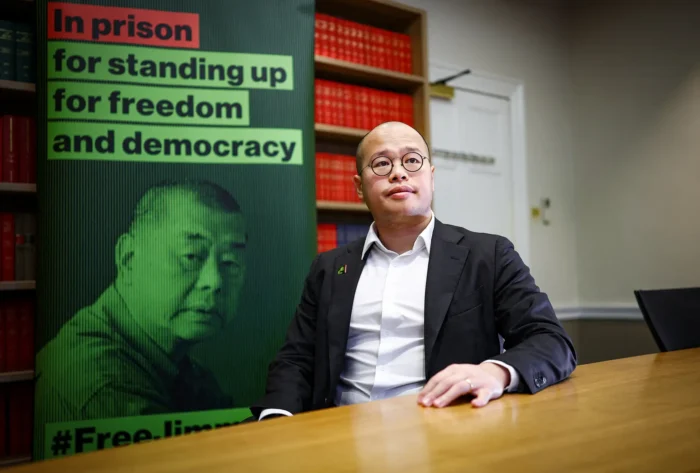 Sébastien Lai Sung-yan, Sohn des inhaftierten Hongkonger Medienmoguls Jimmy Lai, posiert nach einer Pressekonferenz am 15. Dezember 2025 in London für ein Foto. Henry Nicholls/AFP via Getty Images