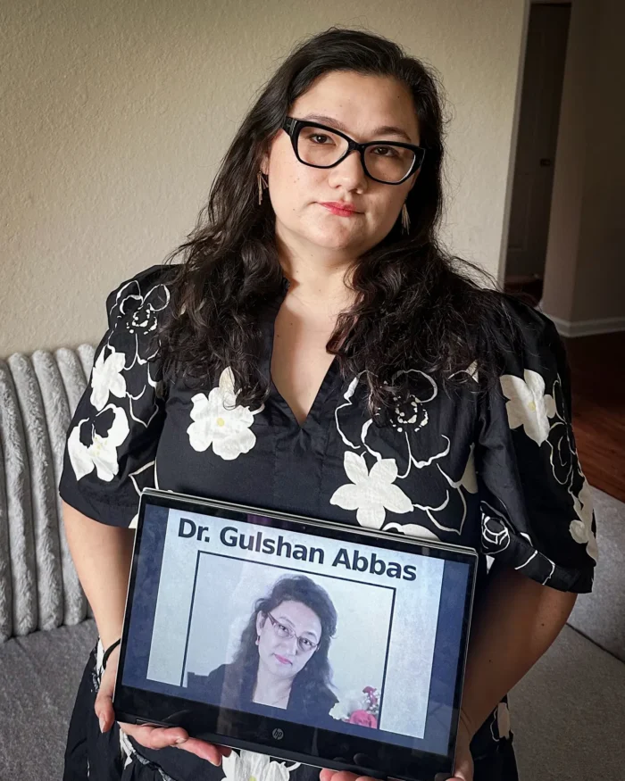 Ziba Murat hält ein Foto ihrer Mutter, Dr. Gulshan Abbas, in ihrem Haus in Virginia im Jahr 2024. Foto: Mit freundlicher Genehmigung von Ziba Murat