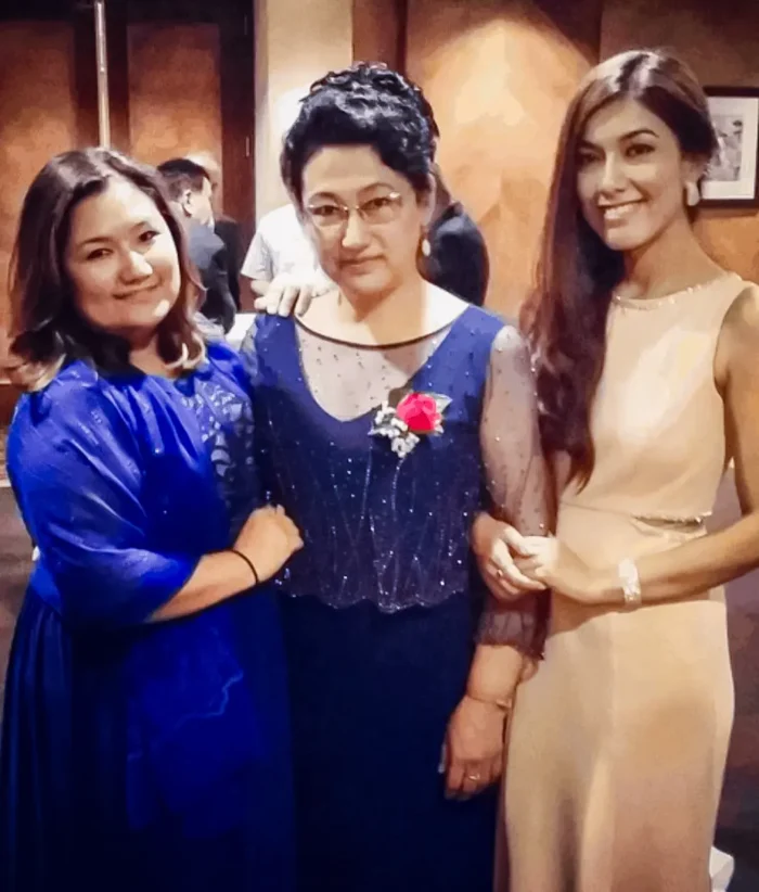 (V. l. n. r.) Ziba Murat, ihre Mutter, Dr. Gulshan Abbas, und ihre jüngere Schwester Zamira Murat während eines Besuchs von Abbas in den USA im Jahr 2015 (Archivfoto). Foto: Mit freundlicher Genehmigung von Ziba Murat