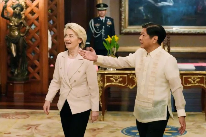 Von der Leyen besuchte den Präsidenten der Philippinen, Ferdinand Marcos Jr., 2023 in Manila. Die Seiten einigten sich, die Verhandlungen über ein Freihandelsabkommen wieder aufzunehmen. (Archivbild)