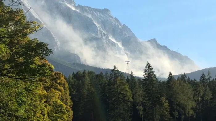 Das Gestein auf der Zugspitze wird vom Permafrost zusammengehalten. Taut dieser auf, fehlt der «Kleber».