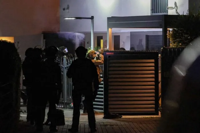 Einsatzkräfte der Polizei stehen am Mittwochmorgen vor einem Haus in Duisburg