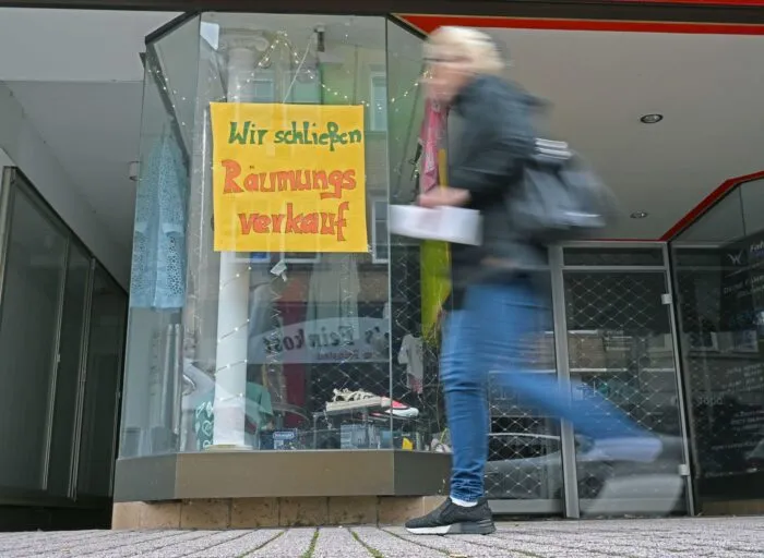 Wenn die Menschen für Energie und Lebensmittel mehr zahlen müssen, halten sie sich beim Konsum zurück. Das bekommt der Einzelhandel zu spüren. (Symbolbild)