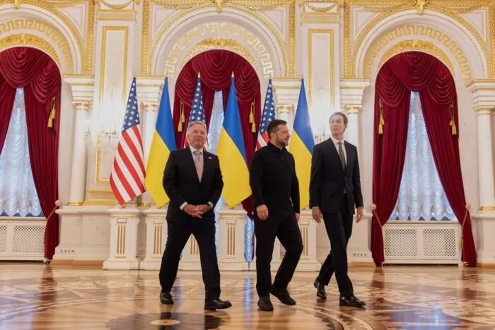 Auf diesem Foto, das vom Pressebüro des ukrainischen Präsidenten zur Verfügung gestellt wurde, ist der ukrainische Präsident Wolodymyr Selenskyj (M) zu sehen, wie er sich im Marienpalast in Kiew mit den Gesandten des US-Präsidenten Trump, Jared Kushner (r) und Steve Witkoff, trifft.