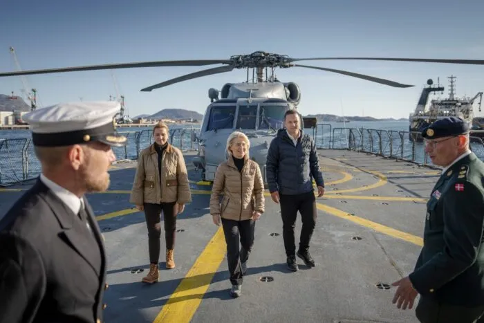 Neben der Schifffahrt durch die arktische Landschaft stand auch der Besuch auf einem Patrouillenschiff der dänischen Streitkräfte auf dem Programm.