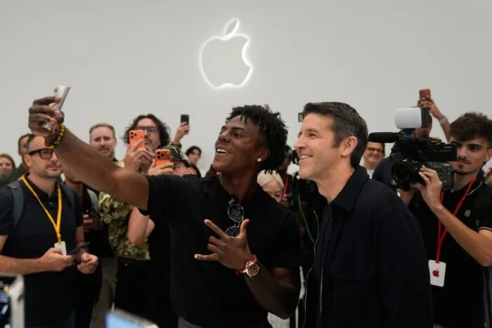 Das aufklappbare iPhone ist die erste große Wette des Konzerns unter dem neuen Chef John Ternus (rechts im Bild).