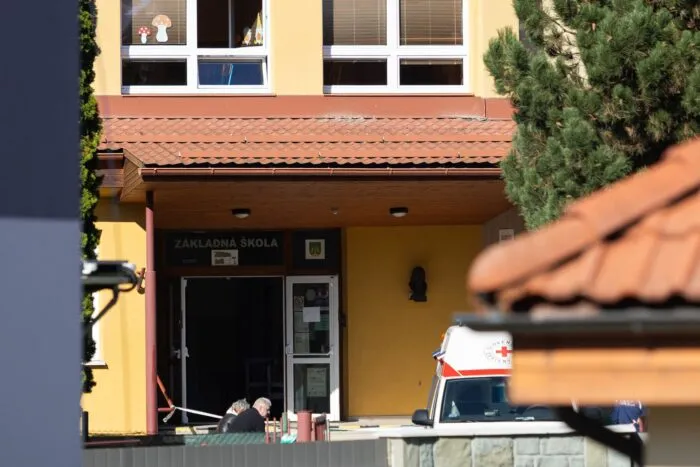 Blick auf den Eingang der Schule in der slowakischen Gemeinde Staskov, wo es zu einer Gewalttat gekommen ist.