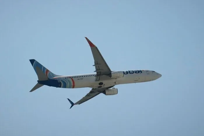 Ein Flydubai-Flieger hebt in Dubai ab.