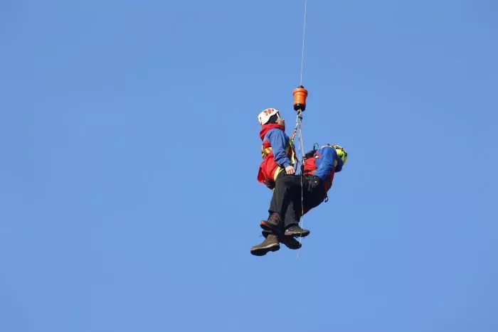 Bei Übungen wird die Rettung per Seilwinde mit dem Helikopter geprobt. (Archivbild)