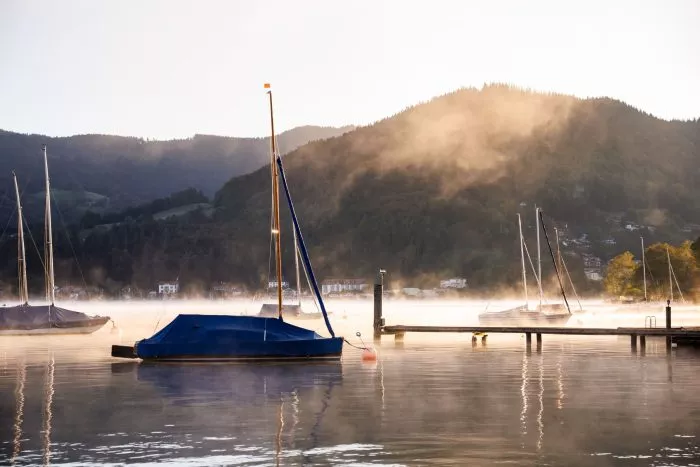 Morgennebel wabert über dem Tegernsee - in der Promi-Gegend südlich von München werden einige Häuser mit dem russischen Oligarchen Alischer Usmanow in Verbindung gebracht.