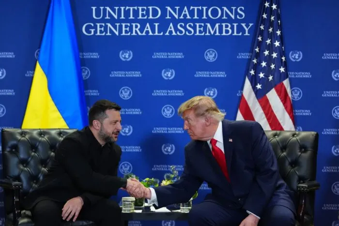 US-Präsident Donald Trump (r) trifft sich während der Generalversammlung der Vereinten Nationen im UN-Hauptquartier mit dem ukrainischen Präsidenten Wolodymyr Selenskyj.