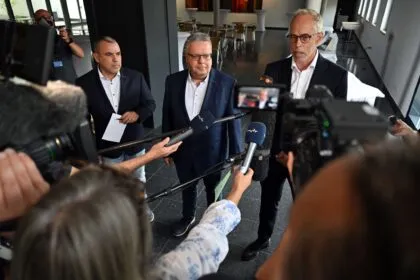 Thüringer BSW-Fraktion schrumpft - Höcke kündigt Antrag auf Neuwahl an