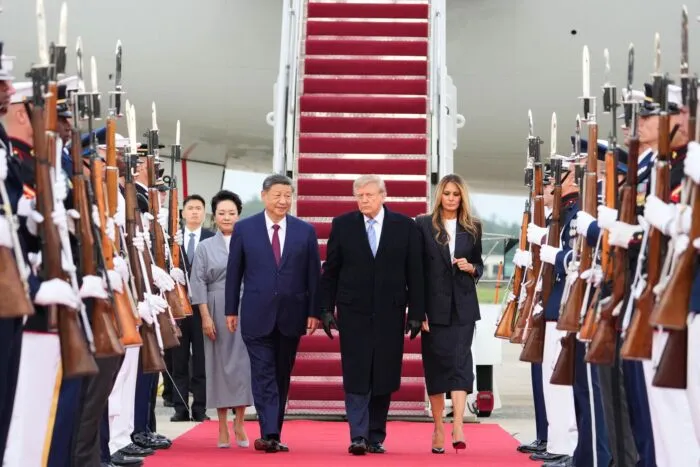 US-Präsident Donald Trump und First Lady Melania Trump begrüßen den chinesischen Präsidenten Xi Jinping und seine Frau Peng Liyuan bei deren Ankunft auf der Joint Base Andrews in Maryland.