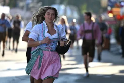 Erste Gäste stürmen Münchner Oktoberfest