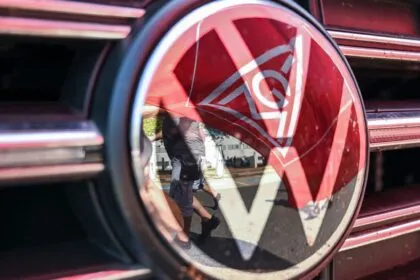 VW kündigt Tarifverträge: Was heißt das für Beschäftigte?