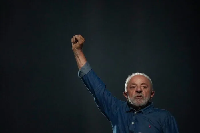 Präsident Luiz Inácio Lula da Silva spricht auf der Avenida Paulista in São Paulo bei einer Siegeskundgebung vor seinen Anhängern, nachdem er in der Stichwahl um das Präsidentenamt seine vierte Amtszeit errungen hat.
