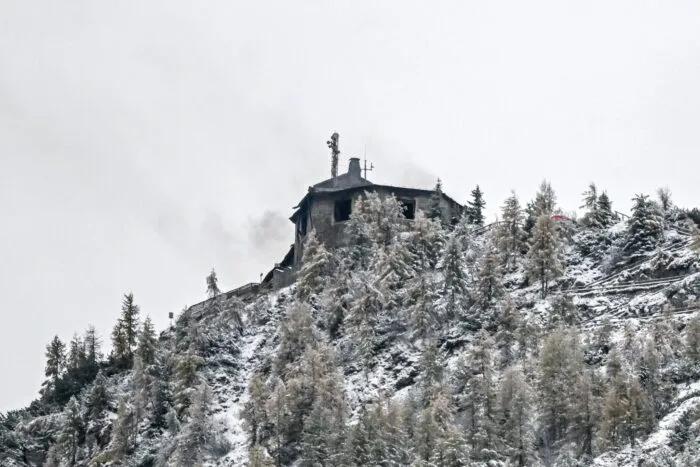 Das durch einen Brand schwerbeschädigte Kehlsteinhaus auf dem Obersalzberg bei Berchtesgaden. In der historischen Berggaststätte war am Freitagabend ein Großbrand ausgebrochen.