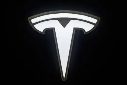 16.10.2026 | Tesla stellt fliegenden Sportwagen vor | Wüst soll neuer Bundesratspräsident werden | Trump kritisiert Angriffe auf Raffinerien