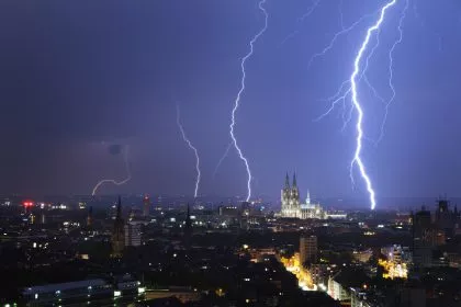 Blitzableiter aus Licht: Forscher lenken Blitze mit Laserstrahlen
