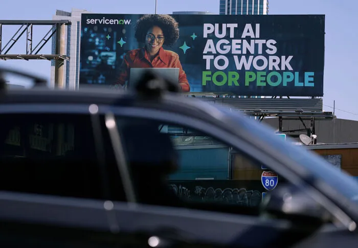 Am 16. September 2025 wurde in San Francisco eine Werbetafel für ein Unternehmen im Bereich künstliche Intelligenz aufgestellt. Foto: Justin Sullivan/Getty Images