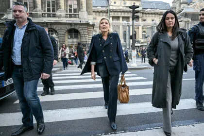 Berufungsprozess: Le Pen weist Veruntreuungsvorwürfe zurück