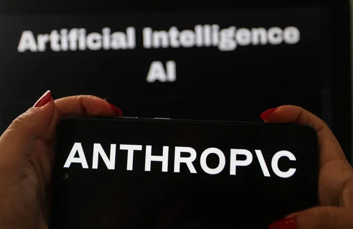 Smartphone mit Anthropic-Logo vor einem Hintergrund mit den Worten „Artificial Intelligence AI“, aufgenommen am 11. Juli 2026 in Tunis, Tunesien. (Symbolbild) Foto: Imen Ben Youssef/Hans Lucas/AFP via Getty Images