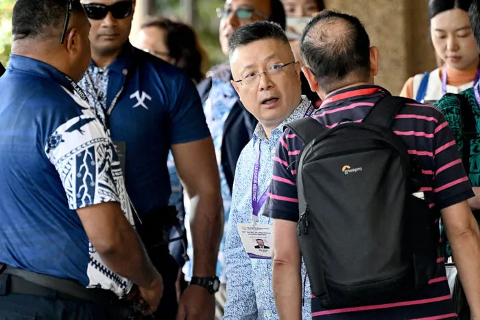 Qian Bo, Chinas Sondergesandter für Pazifikangelegenheiten (Mitte), verlässt am 1. September 2026 das 55. Treffen der Staats- und Regierungschefs des Pazifikinselforums in Koror, Palau. Foto: Saeed Khan/AFP via Getty Images