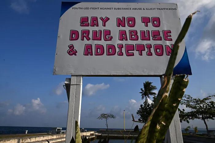 31. August 2026, an einem Strand in Koror, Palau – Das Schild symbolisiert die Bemühungen des Landes, das wachsende Drogenproblem einzudämmen. Foto: Saeed Khan/AFP via Getty Images