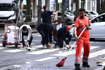 Schäden in Paris: Anwohner helfen Müllabfuhr - Händler fordern staatliche Unterstützung