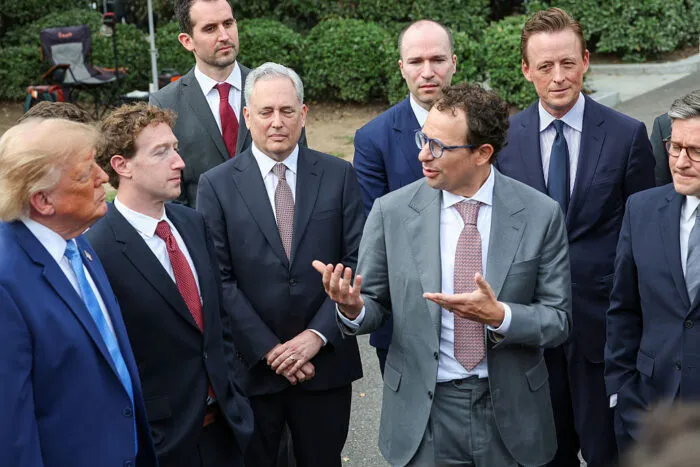 Washington, D.C., 29. September 2026 – Dario Amodei (r.), CEO von Anthropic, spricht bei einem Pressetermin von US-Präsident Donald Trump (l.) mit Führungskräften aus der KI-Branche vor dem Westflügel des Weißen Hauses. Zuvor hatten sie über Schutzvorkehrungen für die KI-Entwicklung beraten. Foto: Kevin Dietsch/Getty Images