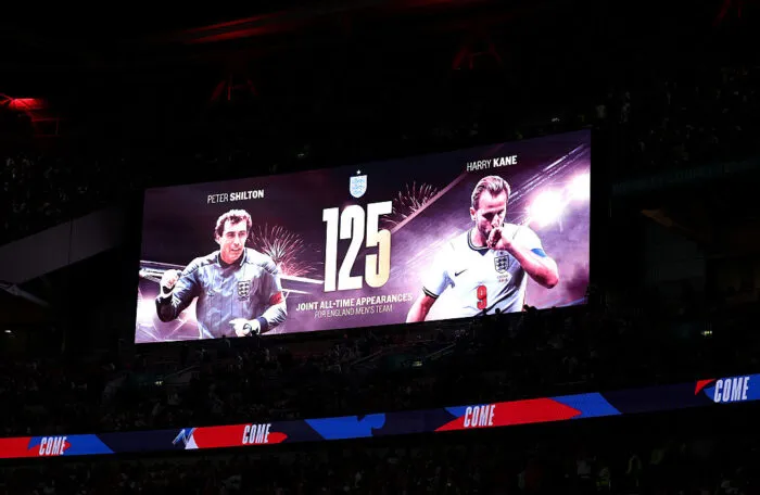 6. Oktober 2026, Wembley-Stadion in London – Auf der Stadionleinwand erscheint vor dem Gruppenspiel der UEFA Nations League 2026/27 zwischen England und Tschechien eine Grafik, die darüber informiert, dass Harry Kane nun gemeinsam mit dem ehemaligen Nationalspieler Peter Shilton den Rekord für die meisten Länderspieleinsätze für England hält. Foto: Justin Setterfield/Getty Images